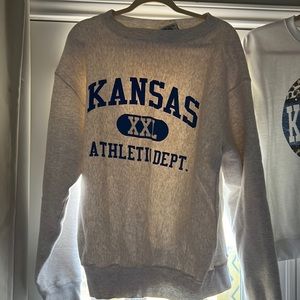 This xxl KU / Kansas sweatshirt is perfect to pair with leggings or jeans.